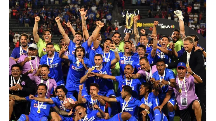 Morales festejó con Cruz Azul en la Supercopa disputada en Estados Unidos.