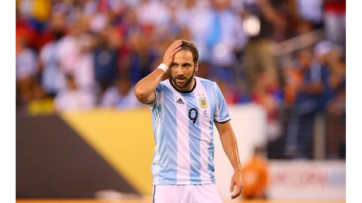 Higuaín continúa soñando con La Roja y su gol perdido en la Copa América Centenario.