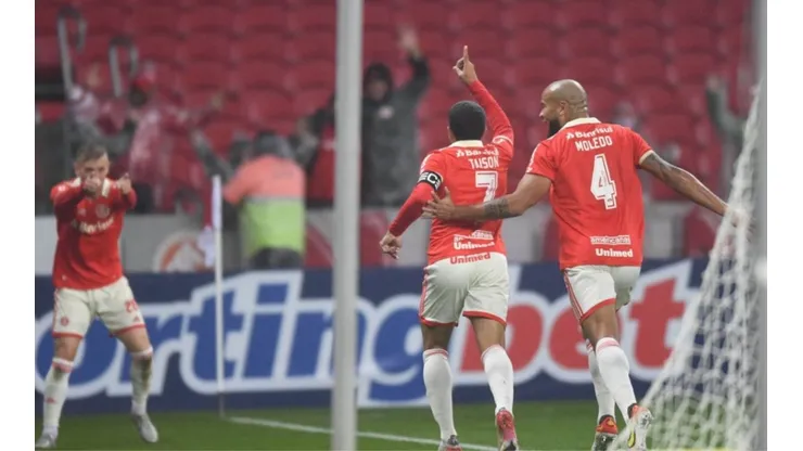 Internacional goleó en casa a Coritiba