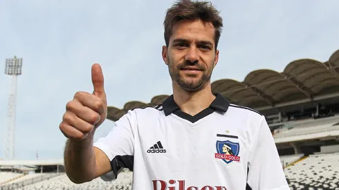 Bouzat ya posa con la camiseta de Colo Colo.