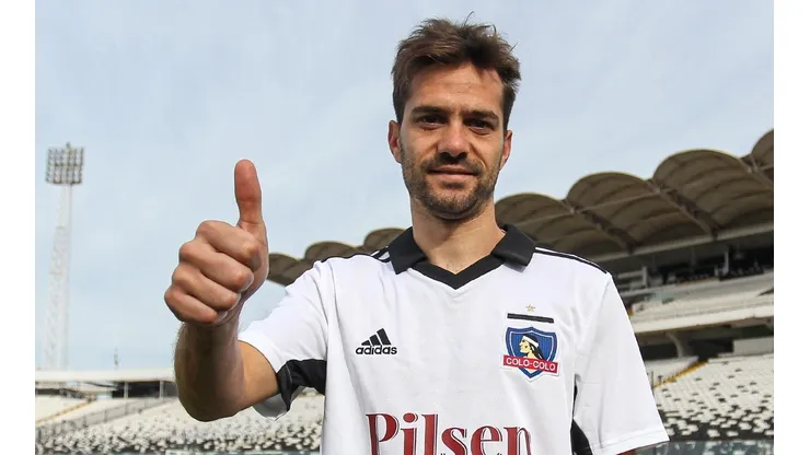 Bouzat ya posa con la camiseta de Colo Colo.