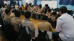 Los profesores imparten clases en colegios