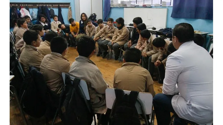 Los profesores imparten clases en colegios