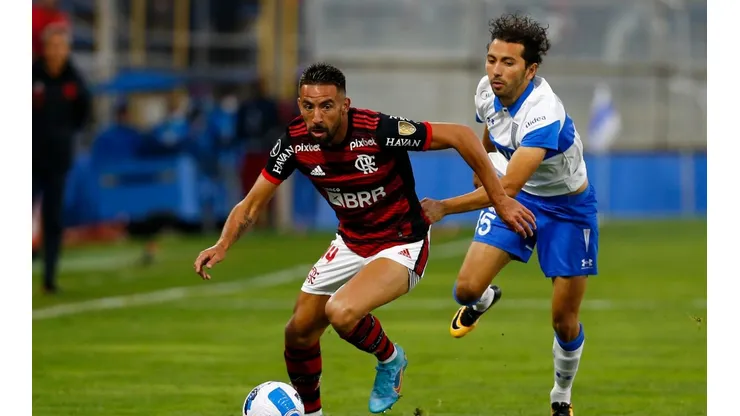 Isla dejó el Flamengo y jugará en Universidad Católica.