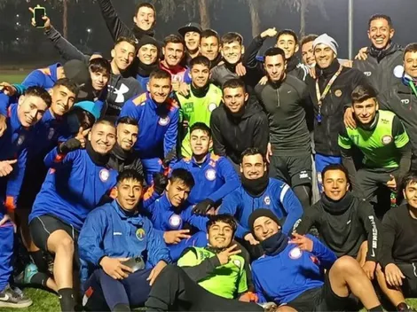 Aránguiz derrocha todo su talento en una pichanga en el club de su comuna