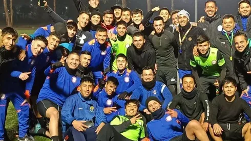 Charles Aránguiz compartiendo con el club Municipal de Puente Alto