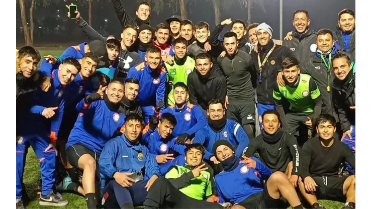 Charles Aránguiz compartiendo con el club Municipal de Puente Alto