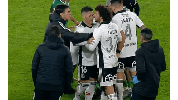 Quinteros tuvo que sacar a los empujones a Falcón para que no lo expulsaran.