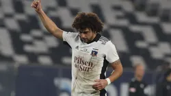 Maximiliano Falcón tuvo que ser sacado por Gustavo Quinteros para evitar una expulsión.