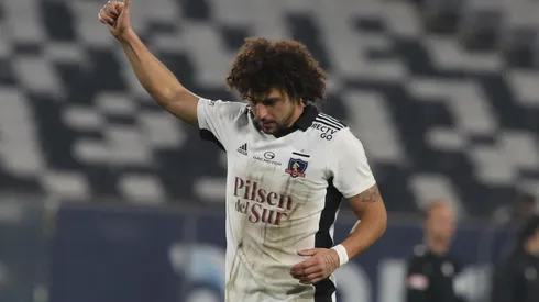 Maximiliano Falcón tuvo que ser sacado por Gustavo Quinteros para evitar una expulsión.