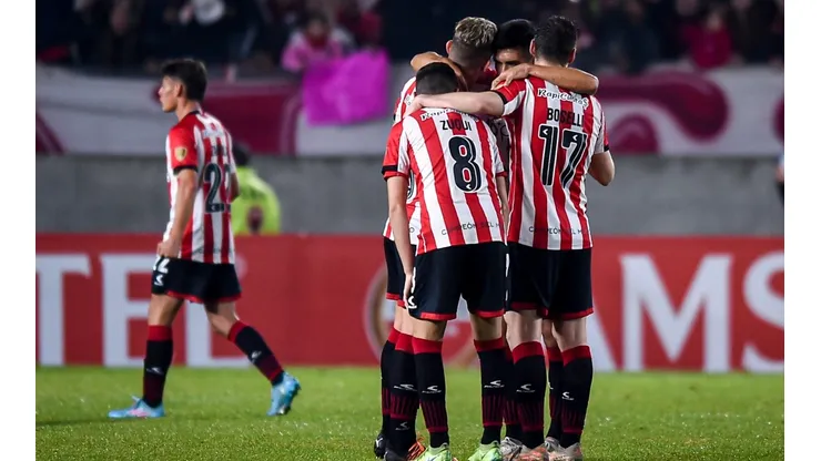 Estudiantes se enfrenta a Independiente.