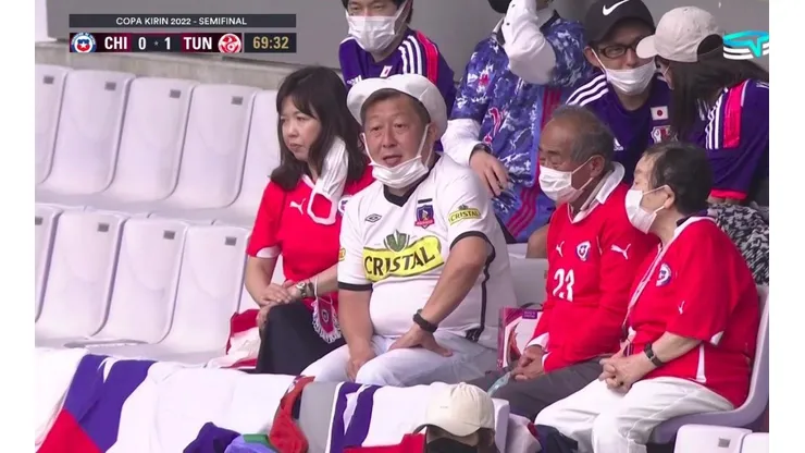 La alocada historia del japonés hincha de Colo Colo que se viralizó en partido de Chile.