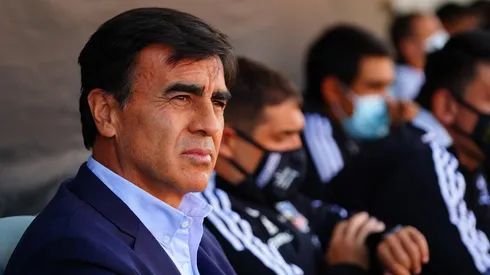 Gustavo Quinteros está inquieto por la falta de refuerzos.