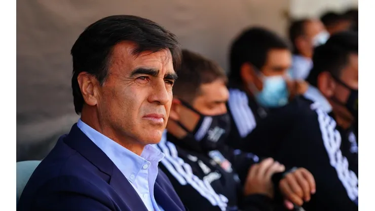 Gustavo Quinteros está inquieto por la falta de refuerzos.