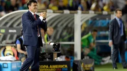 Gustavo Quinteros dirigiendo a la Selección de Ecuador en 2016.