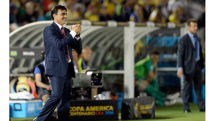 Gustavo Quinteros dirigiendo a la Selección de Ecuador en 2016.