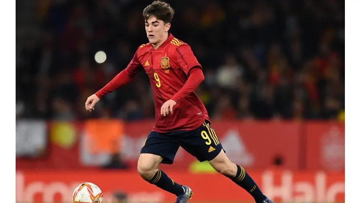 Gavi tiene 17 años y se ha consolidado como titular en la selección española