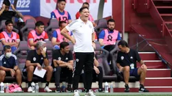 Berizzo sorprende a los hinchas con viralizada imagen cantando el himno.