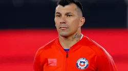Medel luce el balón de Qatar 2022 y los hinchas se ilusionaron.
