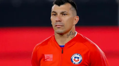 Medel luce el balón de Qatar 2022 y los hinchas se ilusionaron.