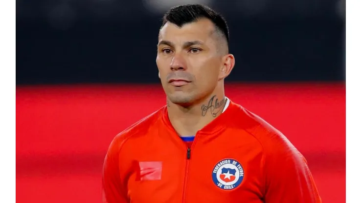 Medel luce el balón de Qatar 2022 y los hinchas se ilusionaron.