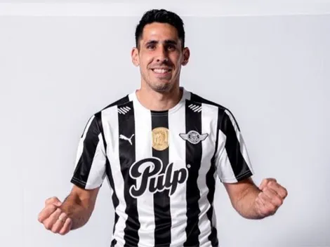 Hinchas de Libertad mandan en papel de regalo a Viera a Universidad de Chile