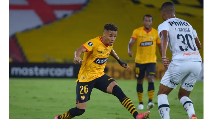 Byron ahora fue sancionado jugando por el Barcelona de Guayaquil.