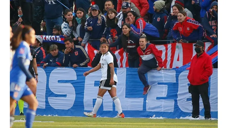 Las jugadoras de Colo Colo recibieron proyectiles por parte de la parcialidad local.