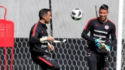 Cortés sale al cruce en defensa de Bravo en la Selección Chilena.