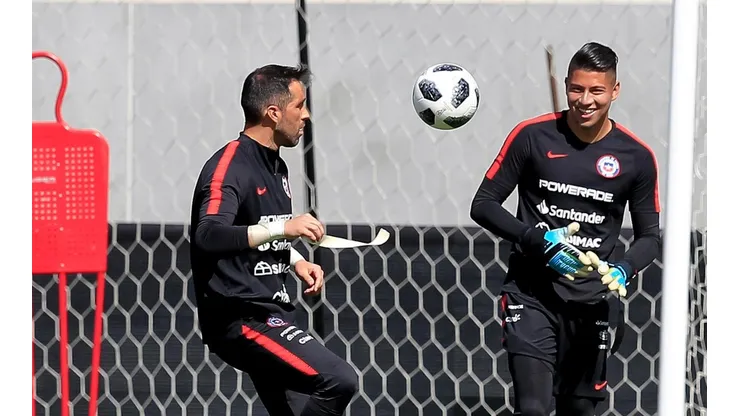 Cortés sale al cruce en defensa de Bravo en la Selección Chilena.