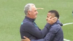 El fraternal abrazo entre Castillo y Alfaro.