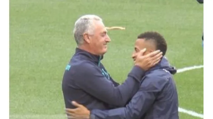 El fraternal abrazo entre Castillo y Alfaro.