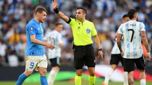 Messi muestra respeto por Maza y saluda a la cuaterna arbitral previo a la Finalísima.
