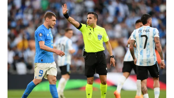 Messi muestra respeto por Maza y saluda a la cuaterna arbitral previo a la Finalísima.