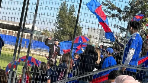 No juegan solas: Hinchas de la U repletan el CDA para el Superclásico Femenino.
