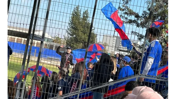 No juegan solas: Hinchas de la U repletan el CDA para el Superclásico Femenino.