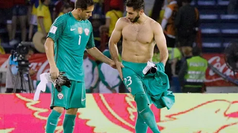 Johnny Herrera sale en defensa de Claudio Bravo