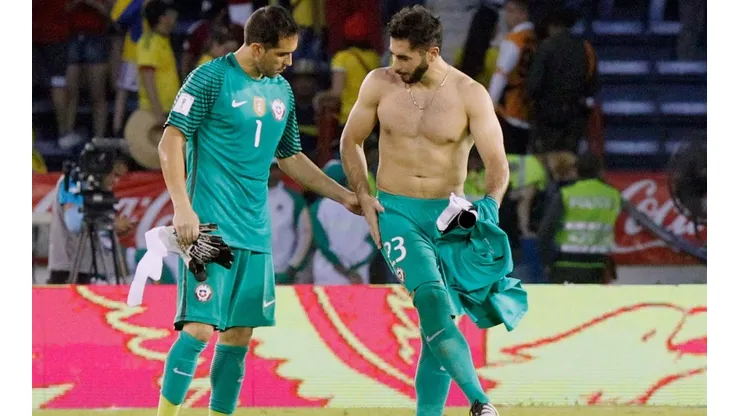 Johnny Herrera sale en defensa de Claudio Bravo
