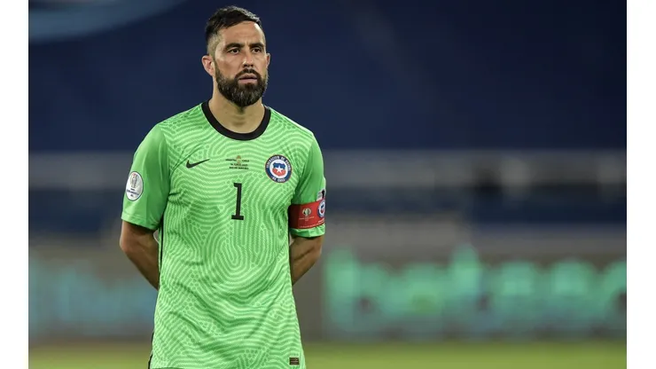 Alex Whiteley alabó a Claudio Bravo