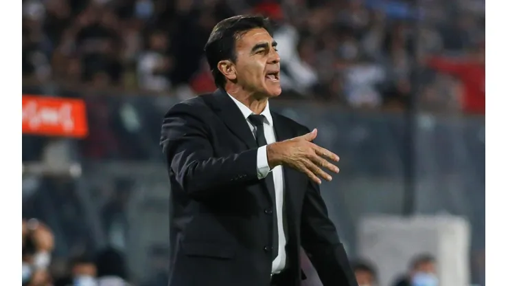Gustavo Quinteros se vio ofuscado durante el partido con Ñublense.