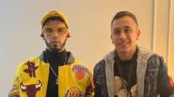 El jugador de la UC estuvo presente en el show del boricua en Chile y le regaló un par de obsequios