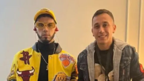 El jugador de la UC estuvo presente en el show del boricua en Chile y le regaló un par de obsequios