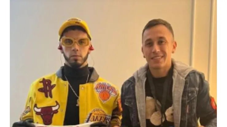El jugador de la UC estuvo presente en el show del boricua en Chile y le regaló un par de obsequios