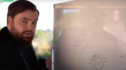 Ibai dibujando al ingeniero Pellegrini en una pizarra.