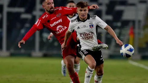 Los hinchas de Colo Colo llenan de críticas a Gil por su partido ante Ñublense