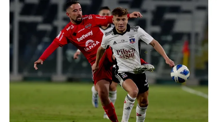 Los hinchas de Colo Colo llenan de críticas a Gil por su partido ante Ñublense