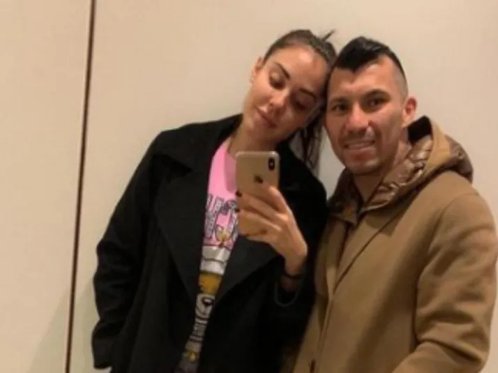Esposa de Gary Medel explica el motivo de por qué no viene a Chile
