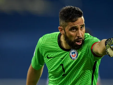 Claudio Bravo se enoja en Twitter y descarta estar cortado de la Roja