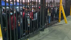 Hinchas de Colo Colo sufren con el ingreso al Monumental.