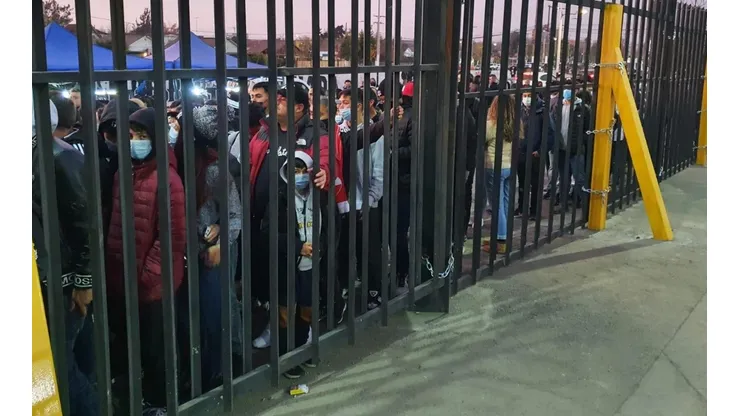 Hinchas de Colo Colo sufren con el ingreso al Monumental.